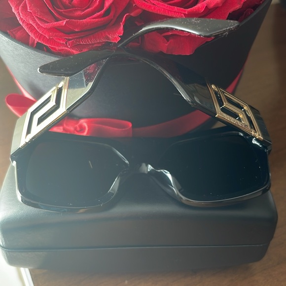 Versace Greca Sunglasses VE4402 - Picture 4 of 5